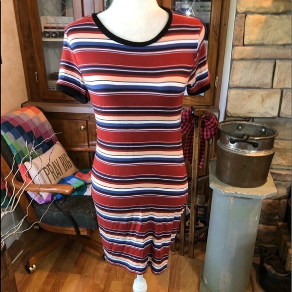 RUE 21 SIZE MEDIUM MULTICOLORED T-SHIRT DRESS